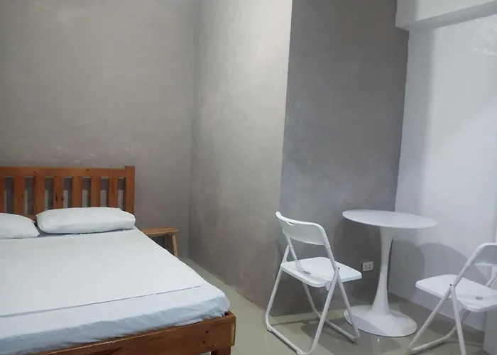 Frank Lloyd Apartelle * Manille