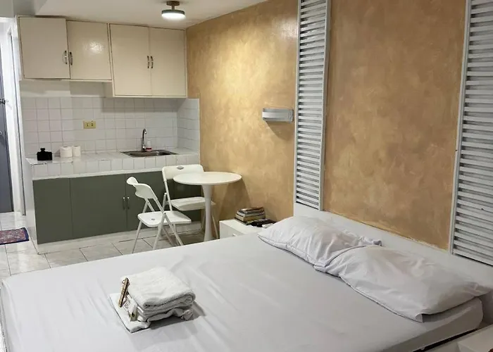 Frank Lloyd Apartelle *