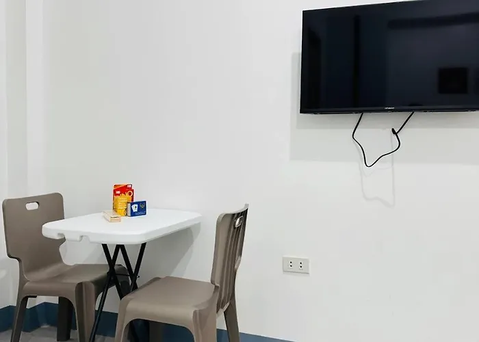 Frank Lloyd Apartelle * Manille
