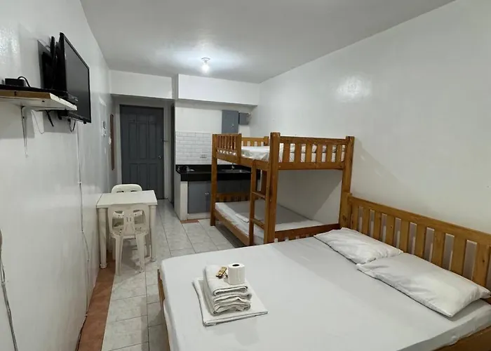 Frank Lloyd Apartelle * Manille