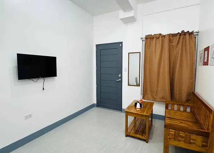 Frank Lloyd Apartelle * Manille