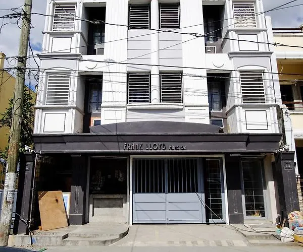 Frank Lloyd Apartelle * Manille