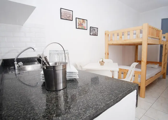 Frank Lloyd Apartelle
