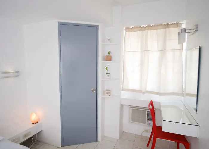Frank Lloyd Apartelle * Manille